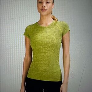 Swiftly Tech Short Sleeve Shirt 2.0 color Sonic Yellow Size 8